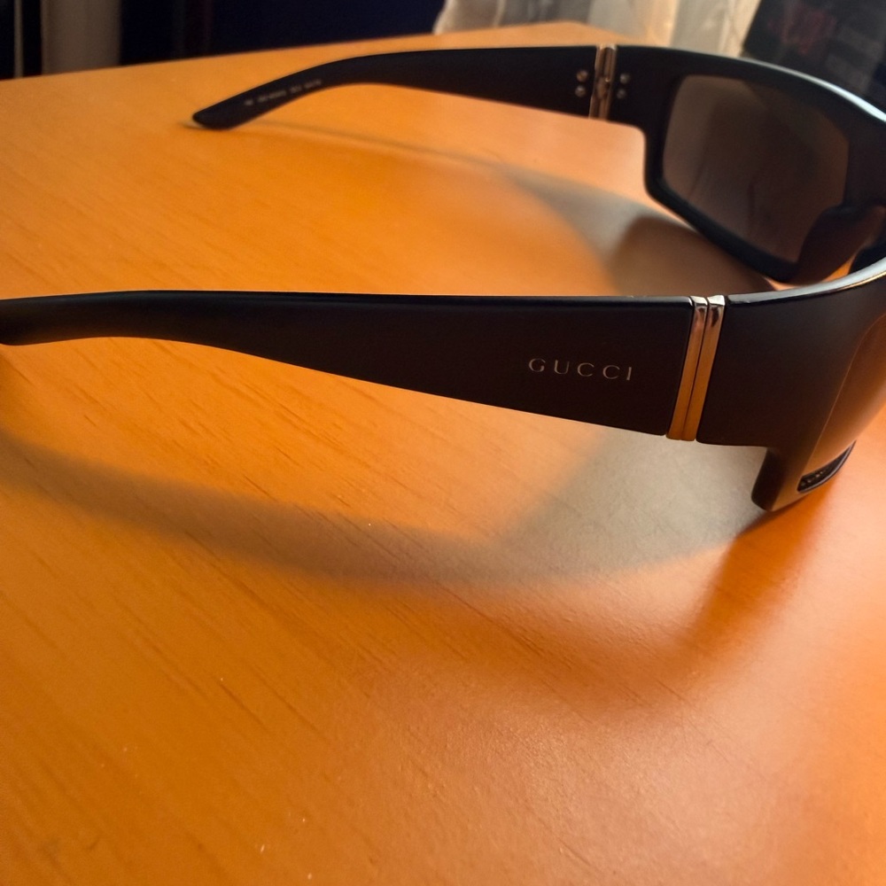 Vintage Y2K Authentic Gucci Matte Black Wrap Sunglasses from the 90’s - Picture 4 of 8
